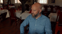 med kniven for struben